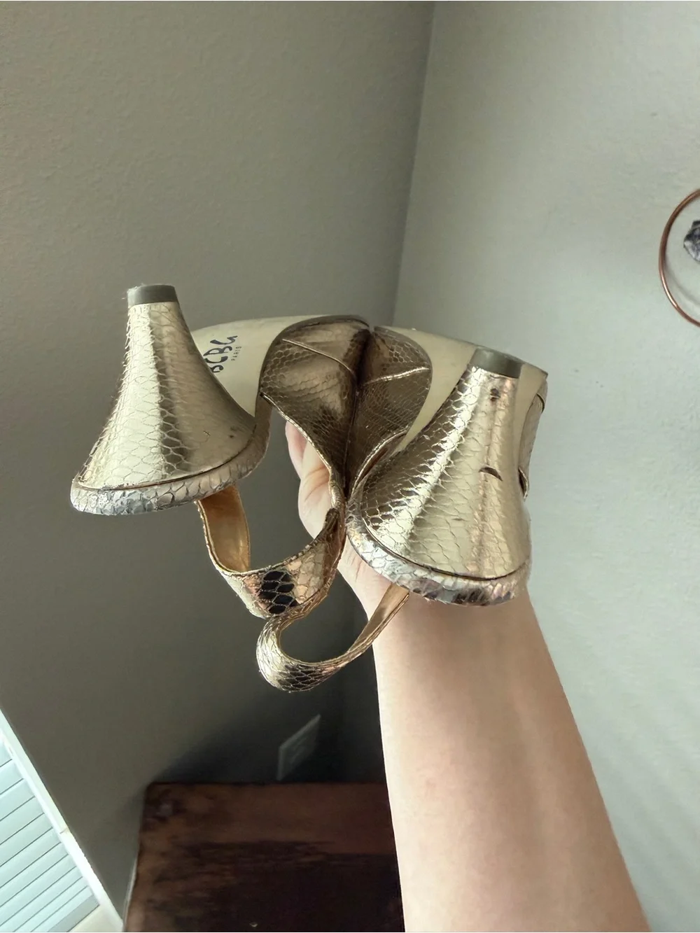 VTG Y2K BCBG Paris Sz 8.5 Kitten Heels Metallic Gold Snakeskin Leather Peep Toe